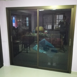 ประตูบานเลื่อนสลับอลูมิเนียม