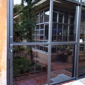 บานเลื่อนแขวนหรือบานแขวนอลูมิเนียมพร้อมบานตาย