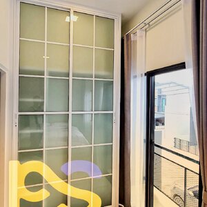 บิ้วอินตู้เสื้อผ้ากระจกอลูมิเนียมพร้อมราวแขวนเสื้อและชั้นวางของด้านในสไตล์โมเดิร์น