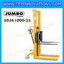 รถยกสูง stacker รถ stacker hand stacker รถยกสูง มือโยก 1000 กก. งายาว 1060 มม. ยกสูง 2500 มม. ยี่ห้อ JUMBO รุ่น SDJA1000-25